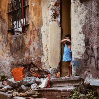 Er is zoveel ellende in de wereld. Waarom grijpt God niet in.