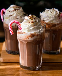 Warme Chocolademelk met zuurstokjes