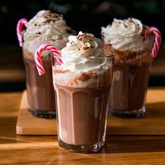 Warme Chocolademelk met zuurstokjes